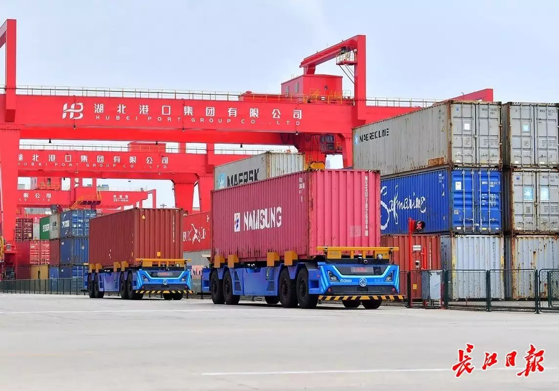 无人驾驶集装箱卡车在阳逻港“上岗”，每辆车一年可省人力成本约20万元“
