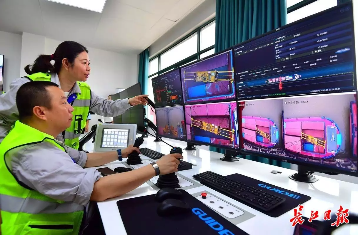 无人驾驶集装箱卡车在阳逻港“上岗”，每辆车一年可省人力成本约20万元“