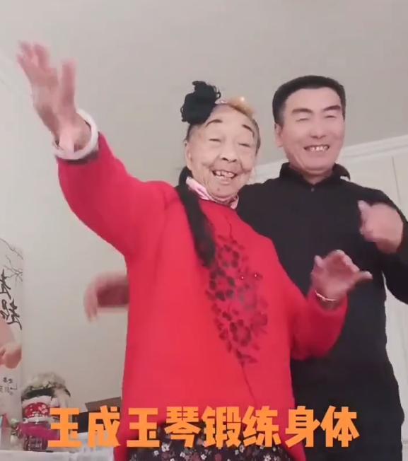 85岁马玉琴开直播，被质疑是丈夫的赚钱工具，背后故事却令人感动