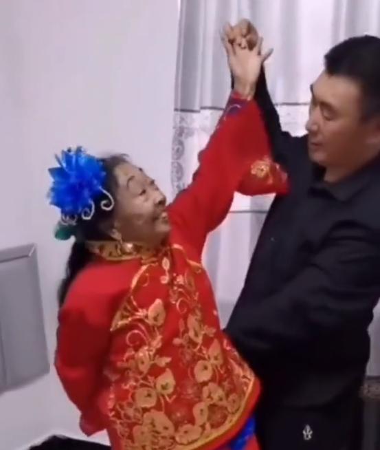 85岁马玉琴开直播，被质疑是丈夫的赚钱工具，背后故事却令人感动