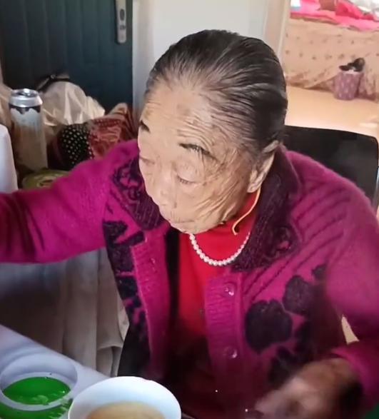 85岁马玉琴开直播，被质疑是丈夫的赚钱工具，背后故事却令人感动