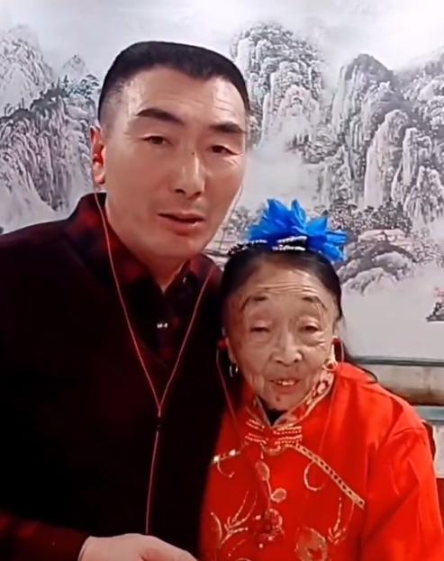 85岁马玉琴开直播，被质疑是丈夫的赚钱工具，背后故事却令人感动