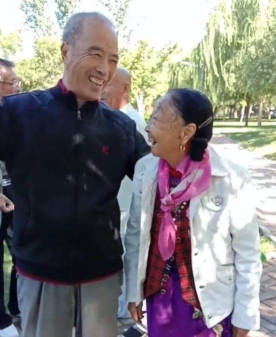 85岁马玉琴开直播，被质疑是丈夫的赚钱工具，背后故事却令人感动