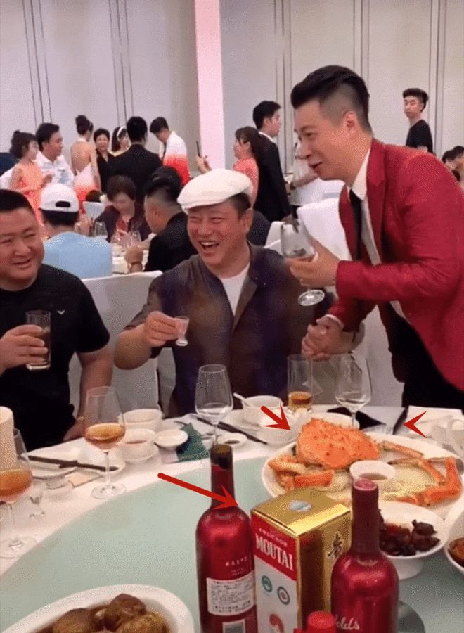 闫学晶儿子婚礼百余明星助阵，二人转礼服失档次，央视主持担司仪