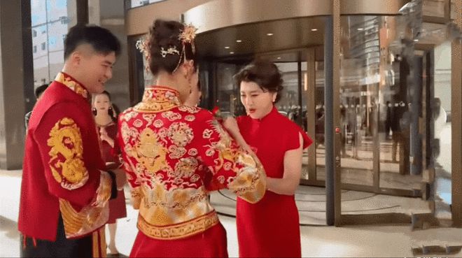 闫学晶儿子婚礼百余明星助阵，二人转礼服失档次，央视主持担司仪