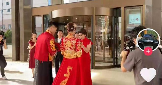 闫学晶儿子婚礼百余明星助阵，二人转礼服失档次，央视主持担司仪