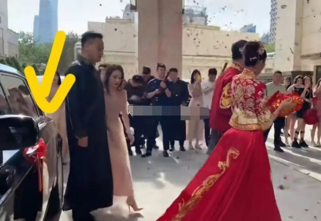 闫学晶儿子婚礼百余明星助阵，二人转礼服失档次，央视主持担司仪