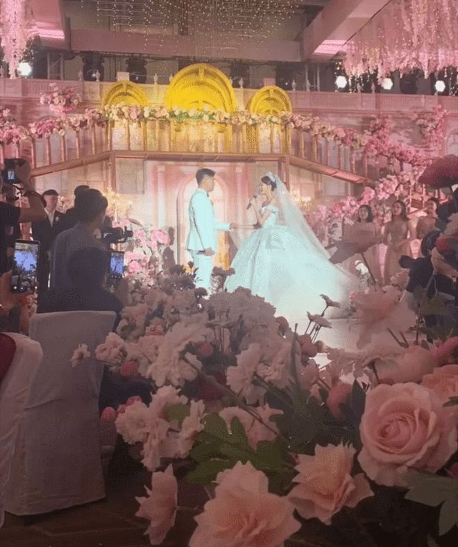 闫学晶儿子婚礼百余明星助阵，二人转礼服失档次，央视主持担司仪