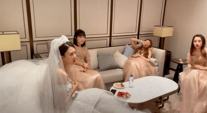 闫学晶儿子婚礼百余明星助阵，二人转礼服失档次，央视主持担司仪