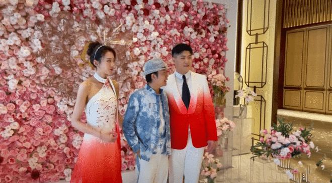 闫学晶儿子婚礼百余明星助阵，二人转礼服失档次，央视主持担司仪