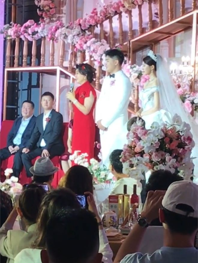 闫学晶儿子婚礼百余明星助阵，二人转礼服失档次，央视主持担司仪