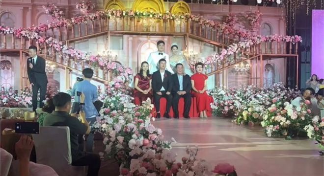 闫学晶儿子婚礼百余明星助阵，二人转礼服失档次，央视主持担司仪