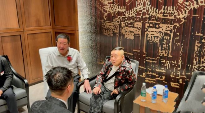 闫学晶儿子婚礼百余明星助阵，二人转礼服失档次，央视主持担司仪