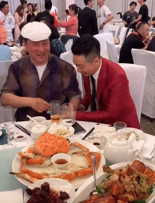 闫学晶儿子婚礼百余明星助阵，二人转礼服失档次，央视主持担司仪