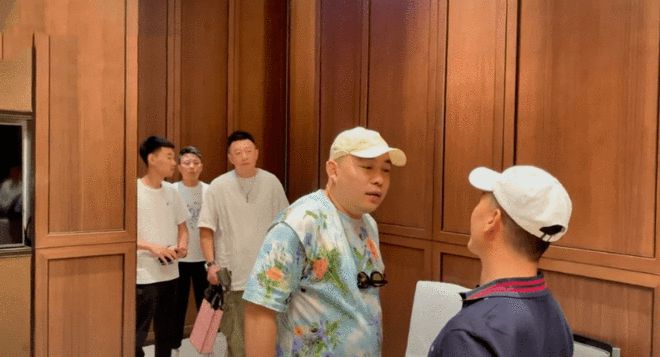 闫学晶儿子婚礼百余明星助阵，二人转礼服失档次，央视主持担司仪