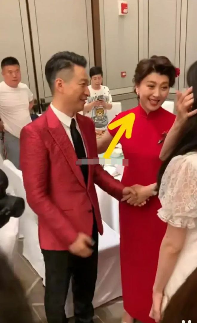 闫学晶儿子婚礼百余明星助阵，二人转礼服失档次，央视主持担司仪