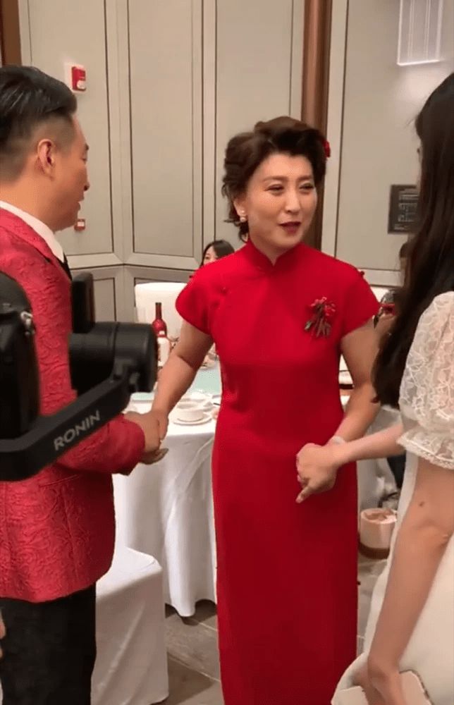 闫学晶儿子婚礼百余明星助阵，二人转礼服失档次，央视主持担司仪