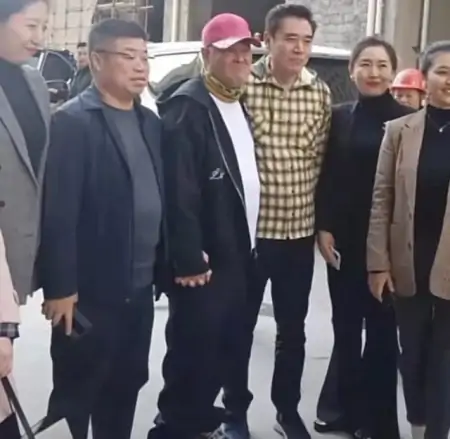 赵本山与陈宝国世纪同框！赵本山嘻哈造型吸睛，脚下运动鞋近万元