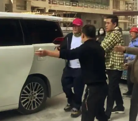 赵本山与陈宝国世纪同框！赵本山嘻哈造型吸睛，脚下运动鞋近万元