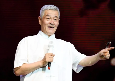 赵本山与陈宝国世纪同框！赵本山嘻哈造型吸睛，脚下运动鞋近万元