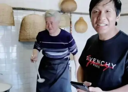 赵本山与陈宝国世纪同框！赵本山嘻哈造型吸睛，脚下运动鞋近万元