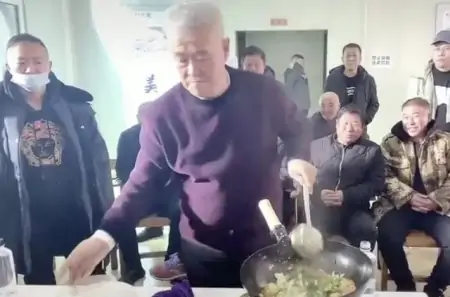 赵本山与陈宝国世纪同框！赵本山嘻哈造型吸睛，脚下运动鞋近万元