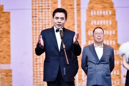 赵本山与陈宝国世纪同框！赵本山嘻哈造型吸睛，脚下运动鞋近万元