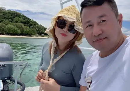 《乡爱》长贵妻子罕露面！督导新工作室装修显气派，身上名包抢镜