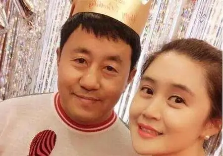 《乡爱》长贵妻子罕露面！督导新工作室装修显气派，身上名包抢镜