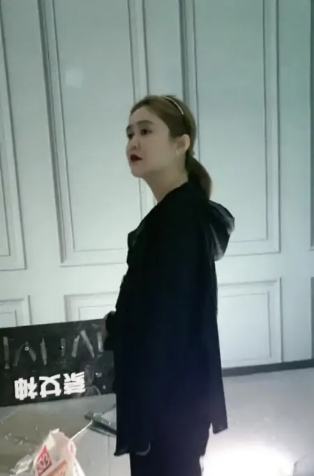 《乡爱》长贵妻子罕露面！督导新工作室装修显气派，身上名包抢镜