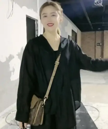 《乡爱》长贵妻子罕露面！督导新工作室装修显气派，身上名包抢镜