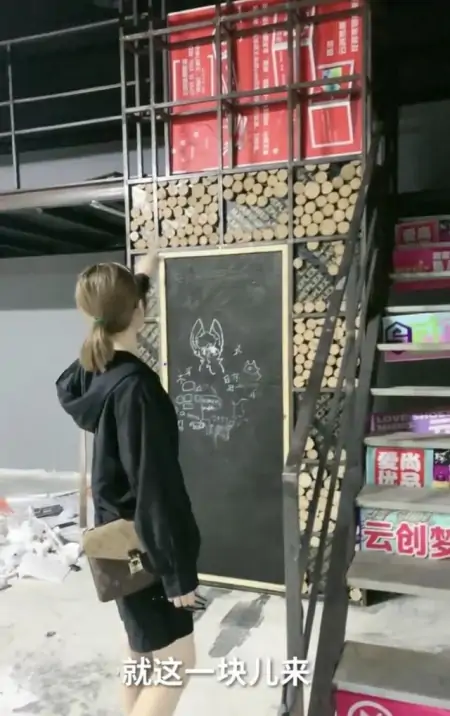 《乡爱》长贵妻子罕露面！督导新工作室装修显气派，身上名包抢镜