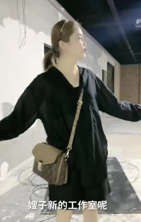 《乡爱》长贵妻子罕露面！督导新工作室装修显气派，身上名包抢镜