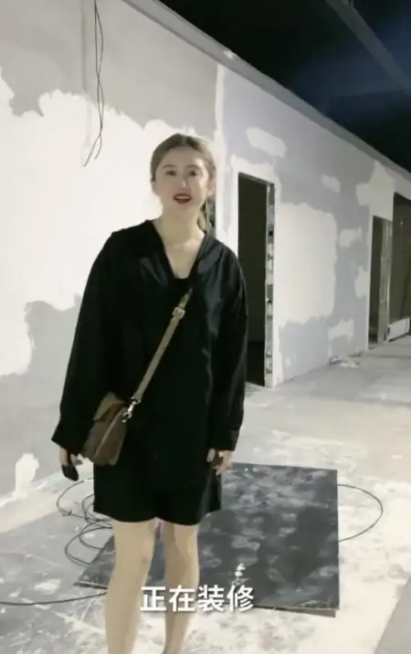 《乡爱》长贵妻子罕露面！督导新工作室装修显气派，身上名包抢镜