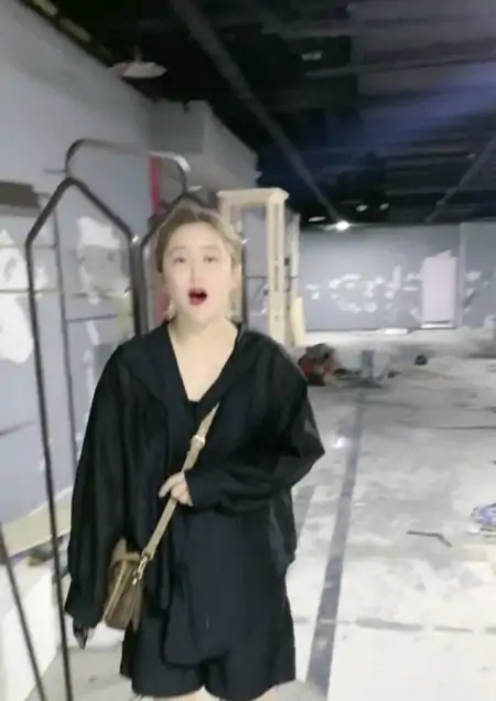 《乡爱》长贵妻子罕露面！督导新工作室装修显气派，身上名包抢镜