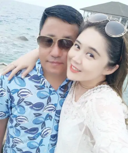 《乡爱》长贵妻子罕露面！督导新工作室装修显气派，身上名包抢镜