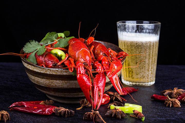 “吃小龙虾1人不超1斤"又上热搜，网友评论亮了……这样做才能放心吃