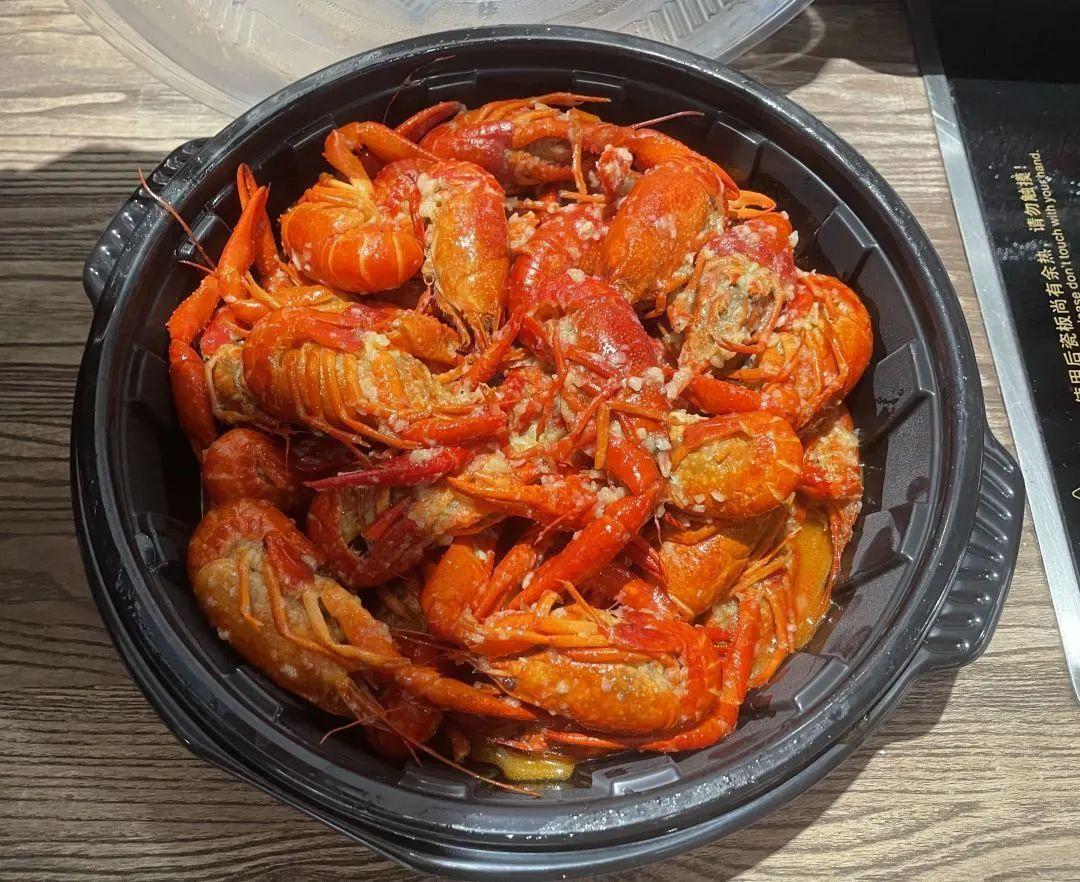 小龙虾爬上餐桌，你尝鲜了吗？