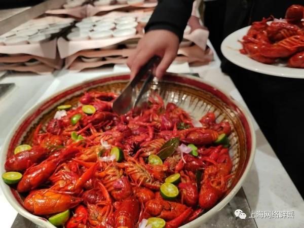 小龙虾季到来，有人一顿吃3斤，有人却吃出“病危通知”，怎么回事？