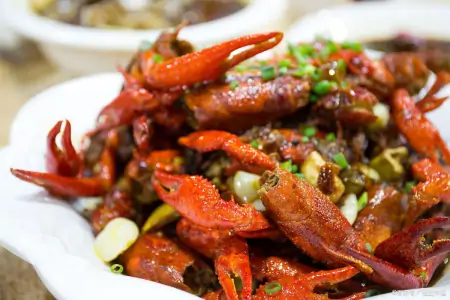 江苏连云港小龙虾大降价，每斤最低价格已跌破10元