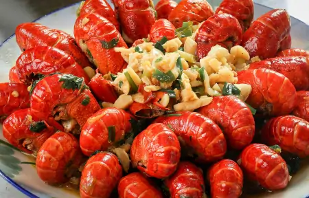 江苏连云港小龙虾大降价，每斤最低价格已跌破10元