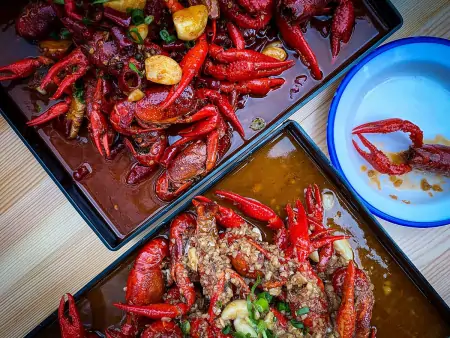 黑龙江顾客在某饭店店买了10斤的小龙虾，复称发现只有5斤多一点