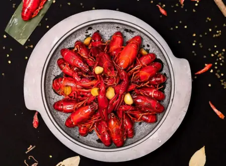 黑龙江顾客在某饭店店买了10斤的小龙虾，复称发现只有5斤多一点