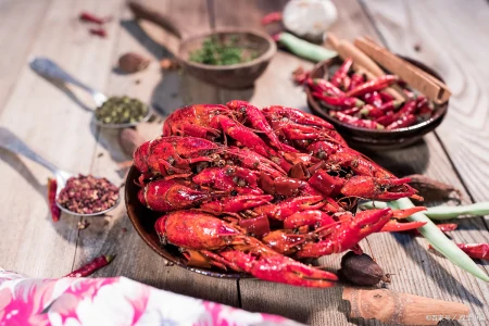 黑龙江顾客在某饭店店买了10斤的小龙虾，复称发现只有5斤多一点