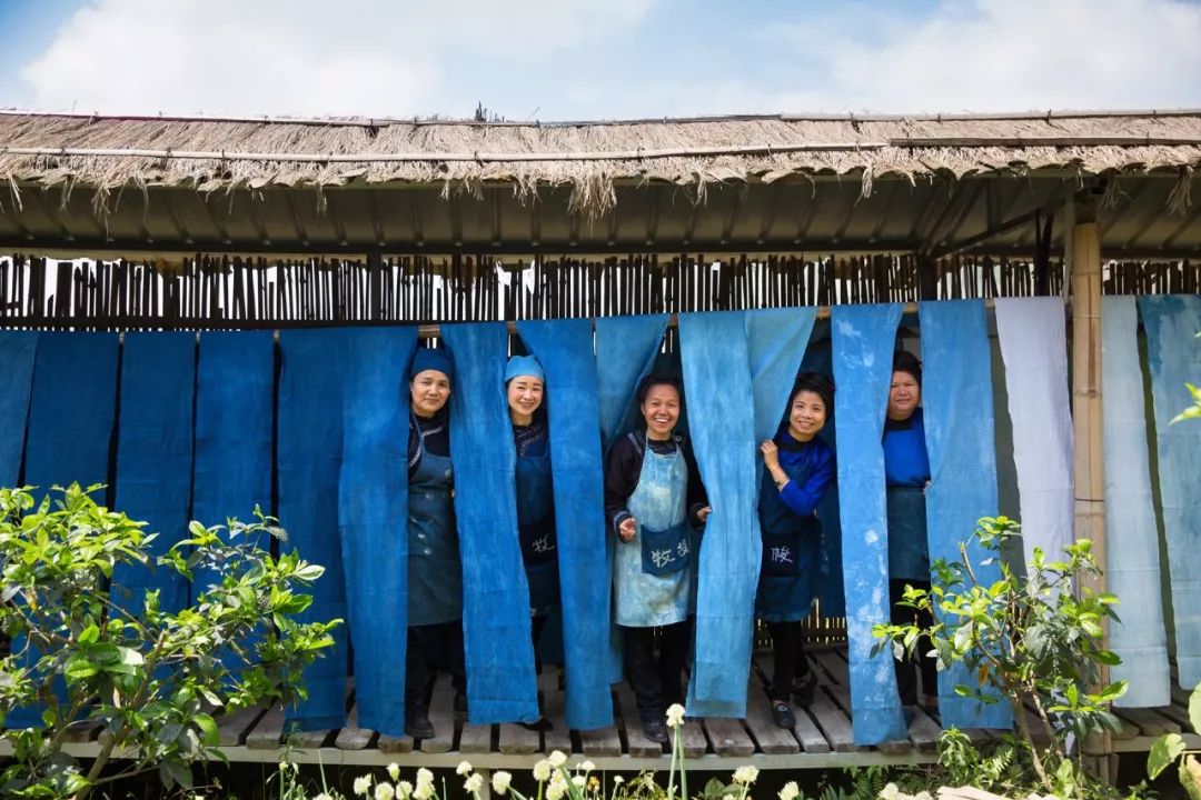 她负债300万，用妈妈嫁衣做油画，把24节气染成布，惊艳巴黎时装周！