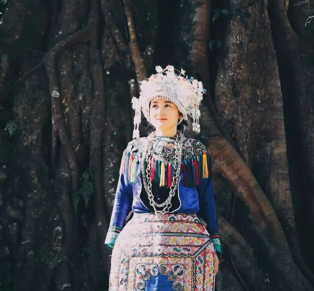 她负债300万，用妈妈嫁衣做油画，把24节气染成布，惊艳巴黎时装周！