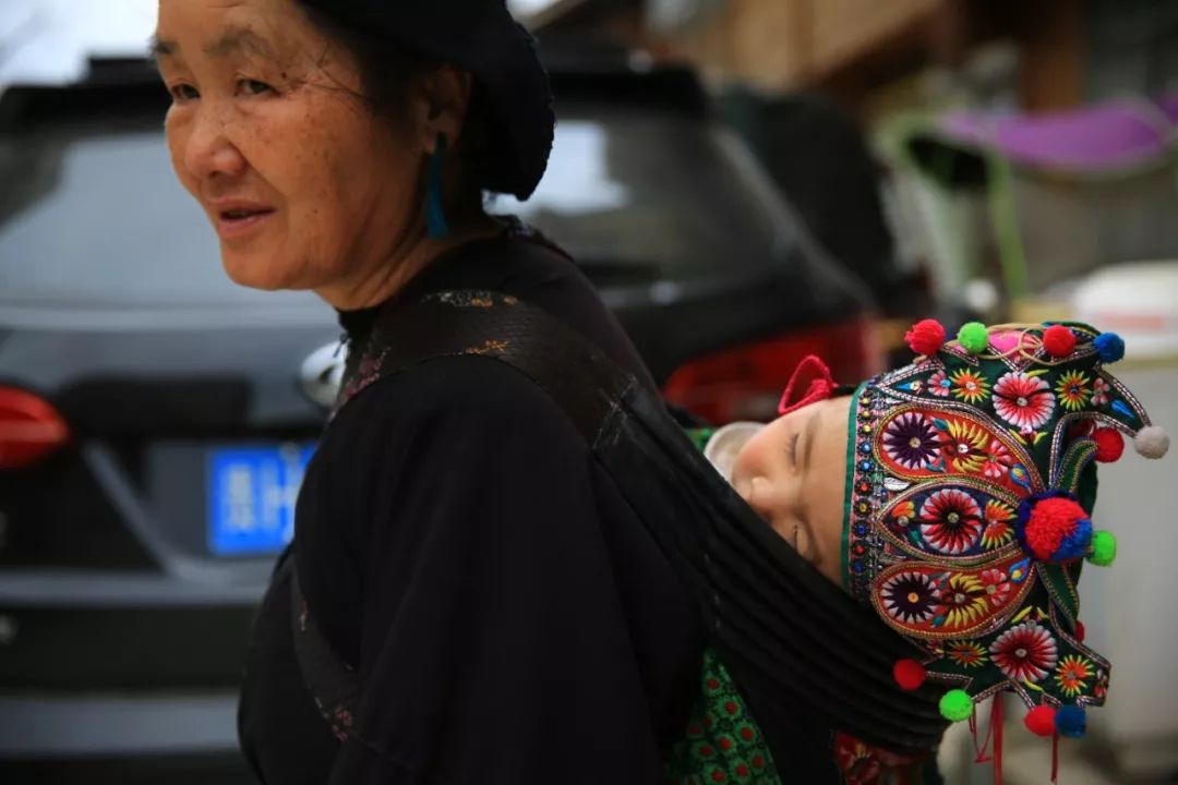 她负债300万，用妈妈嫁衣做油画，把24节气染成布，惊艳巴黎时装周！