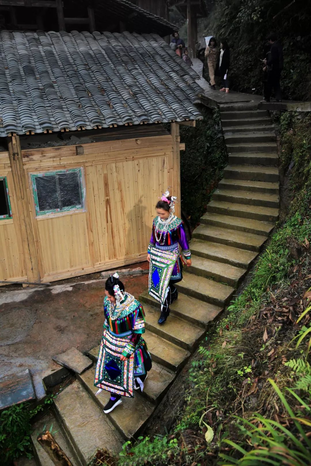 她负债300万，用妈妈嫁衣做油画，把24节气染成布，惊艳巴黎时装周！