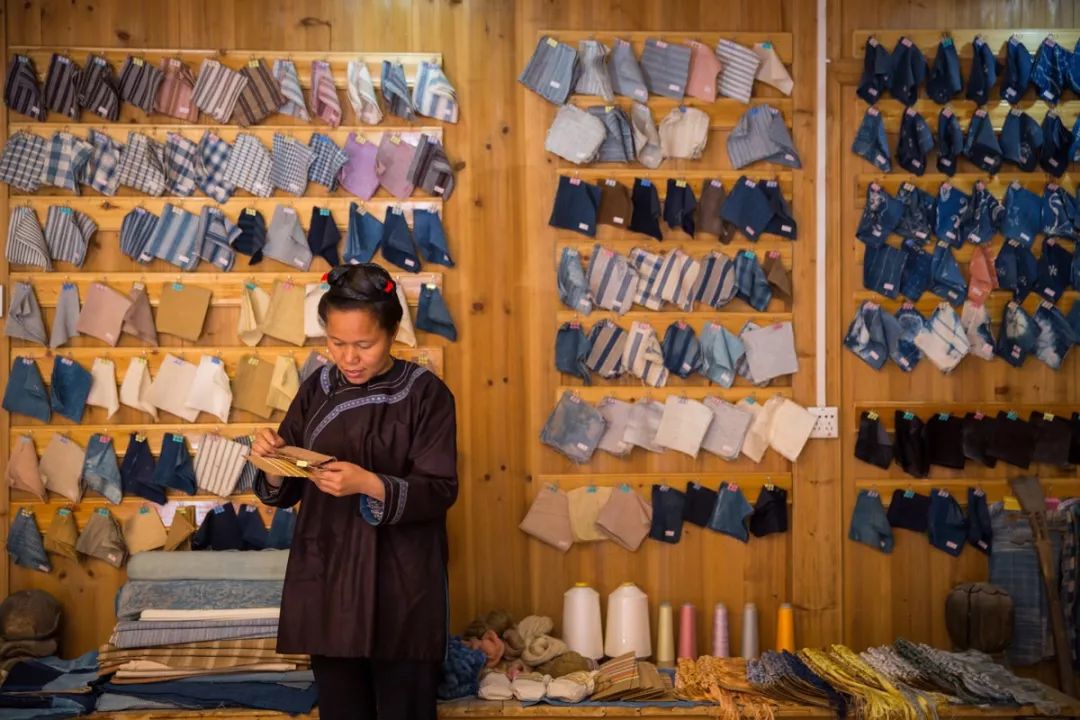 她负债300万，用妈妈嫁衣做油画，把24节气染成布，惊艳巴黎时装周！