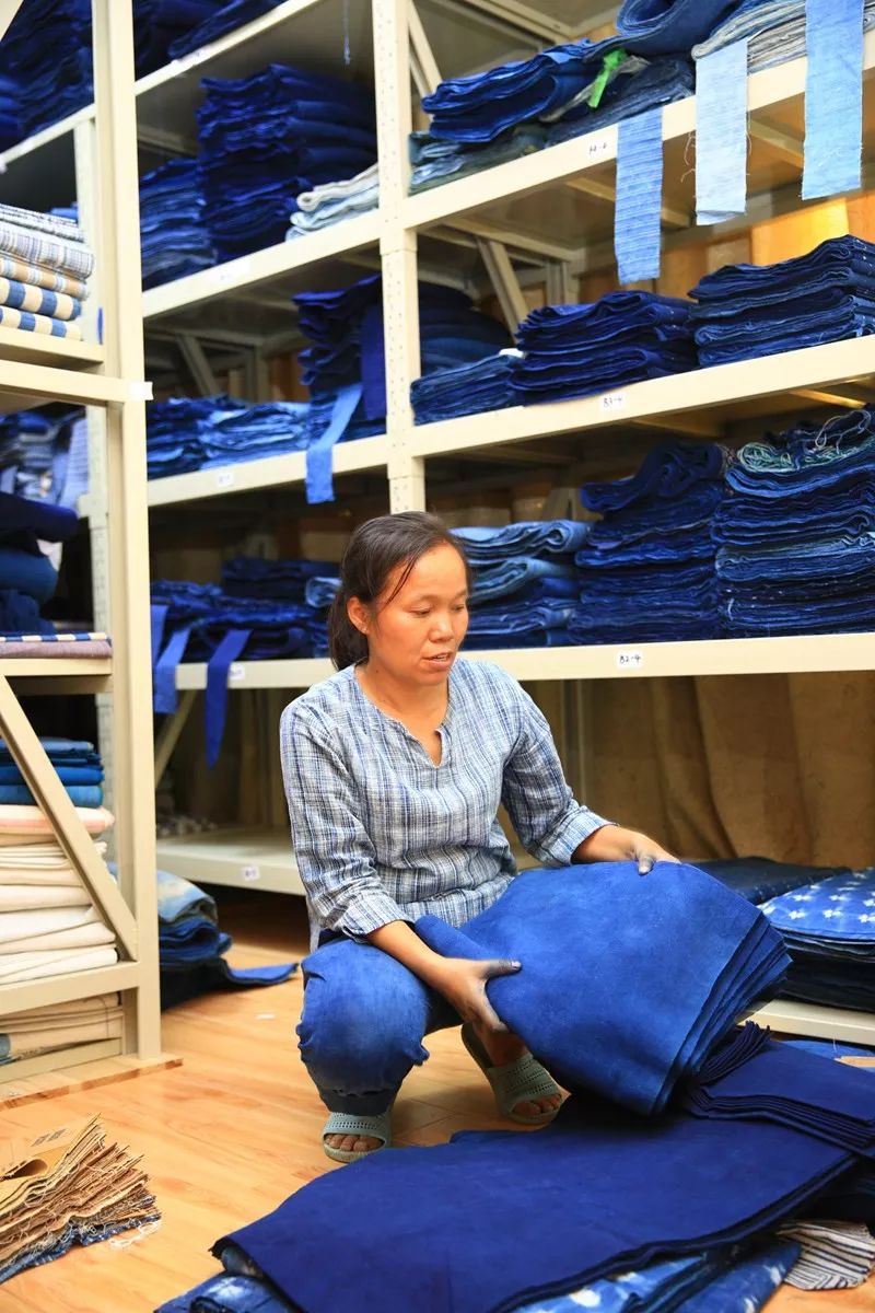 她负债300万，用妈妈嫁衣做油画，把24节气染成布，惊艳巴黎时装周！